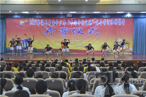 学校学生表演民族舞蹈