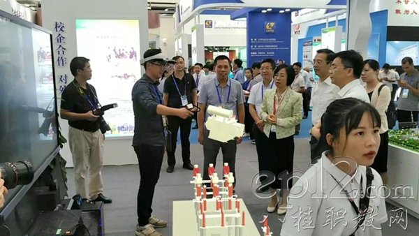 在2019中国-东盟职业教育联展上自治区教育厅领导参观AR系统展厅