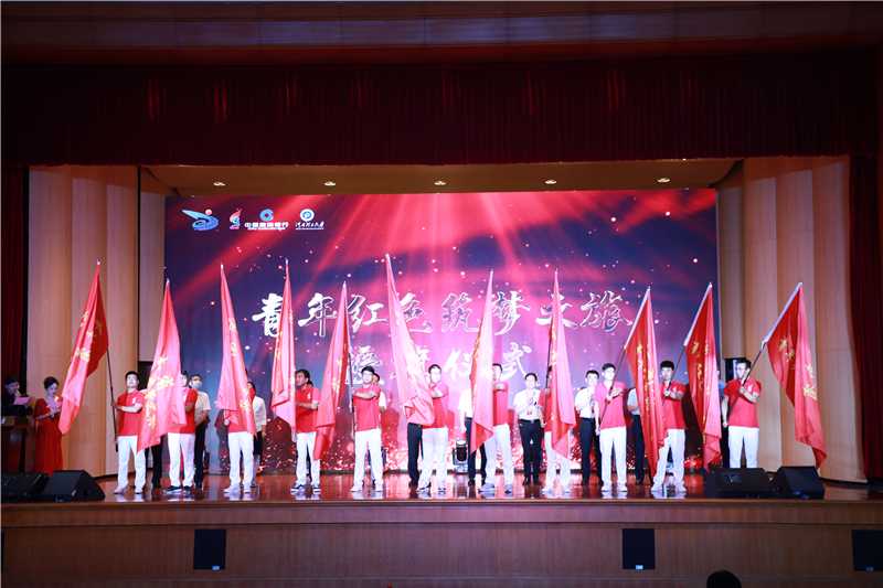 第六届大赛省赛组委会为“青年红色筑梦之旅”团队代表授旗4.jpg