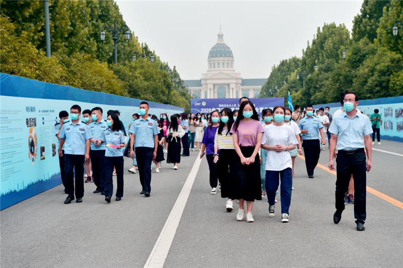 大学生们参观网络安全“长廊”4_副本.png